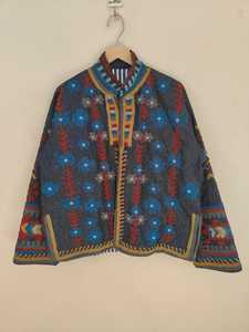 Veste en denim bleu Suzani, brodée à la main, style bohème, motif floral tribal, tenue statement, veste en denim brodée Suzani artisanale - Product Image 6