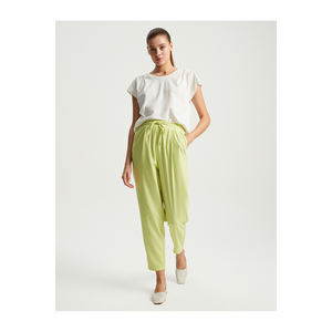 กางเกงผู้หญิง BGN ผ้าวิสโคส มีเอวยางยืดและกระเป๋าหลัง รุ่น S23P274 - Product Image 2