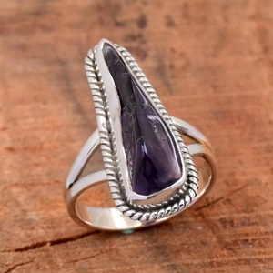 Anillo de amatista cruda de estilo bohemio hecho a mano, banda dividida religiosa cristiana, joyería de piedras preciosas curativas - Product Image 1