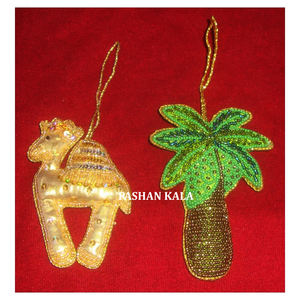 Diseño de forma de camello y árbol hecho a mano indio bordado de Zari dorado con trabajo de cuentas para decoración de árbol de Navidad adornos colgantes - Product Image 1