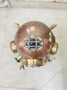 Casque de plongée vintage en laiton, finition cuivre, objet décoratif |   Casque de plongée antique pour les profondeurs marines - Product Image 2