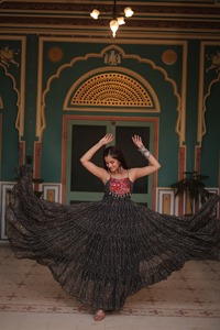 Navratri บูติกอินเดียที่ขายดีที่สุดชุดผ้าจอร์เจียที่สวยงามสวยงามพิเศษในความต้องการสูงที่ดีงามและสง่างามที่สวยงาม - Product Image 3