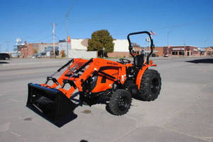 Tractores Mini Usados Bad Boy 1025 de 25HP 4WD con Transmisión por Engranajes, Bomba y Rodamientos de Caja de Cambios, Plataforma de Corte de 60 Pulgadas en Venta - Product Image 4