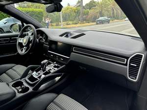 Cayenne Turbo S E-Hybrid Coupé 2023, Híbrido Enchufable V8 de 670 hp, Paquete Deportivo Ligero en Fibra de Carbono, Sin Modificar - Product Image 5