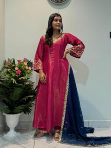 Élégante nouvelle robe traditionnelle Anarkali avec bas et contraste Dupatta superbe ensemble 3 pièces pour les mariages et les événements culturels - Product Image 2