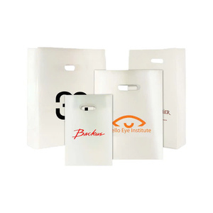 Sacs en plastique de cadeau de boutique avec le logo fait sur commande, poignées découpées avec des matrices vigoureuses - Product Image 5