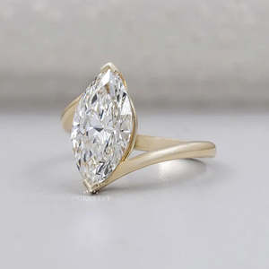 Anillo de compromiso con diamante solitario de corte marquesa y engaste en V en oro amarillo - Product Image 3
