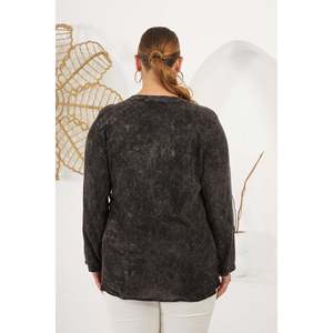 Blusa Lavada de Talla Grande con Detalle de Parche en el Cuello, Color Negro - Product Image 6