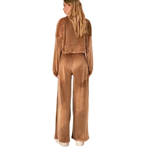 Conjunto de Chándal de Terciopelo Personalizado de Dos Piezas, Pantalones Acampanados y Sudadera Corta con Cremallera, Conjunto Deportivo de Terciopelo para Mujer - Product Image 4