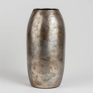 Florero de metal pulido rústico hecho a mano, perfecto para una elegante decoración y estilismo de temporada - Product Image 1