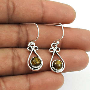 Vente en gros de boucles d'oreilles à crochet plaquées argent 925 pour femmes livrées avec des pierres précieuses œil de tigre de forme ronde disponibles à un prix raisonnable - Product Image 3