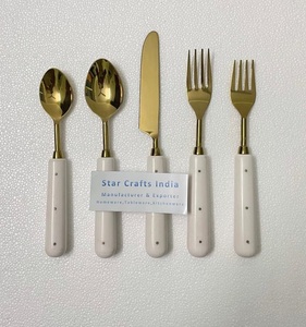 Prix de gros ensemble de couverts en acier 304 avec manche en résine couverts dorés maison hôtel fournitures mariage décor vaisselle couverts - Product Image 3