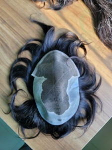 ระบบผมทดแทนคุณภาพสูง Q6 แบบปิดหน้าผากด้วยลูกไม้สำหรับผู้ชาย ผมอินเดียแบบลอนลึก ผิวบาง PU ผมแท้แบบเรมี่ ฟอกสี ผมหยิกตรง - Product Image 3