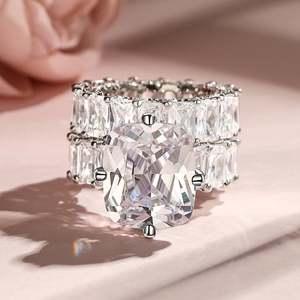 แหวนเงินสเตอร์ลิงทรงเจียรนัยแบบคุชชั่นคัท ประดับเพชรสามด้าน รุ่น Jeulia Eternity Ring Set - Product Image 4