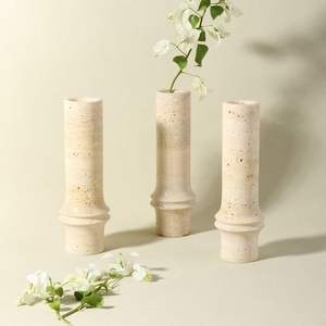 Vase à fleurs décoratif en marbre travertin avec finition lisse pour les intérieurs contemporains de maisons et d'hôtels - Product Image 5
