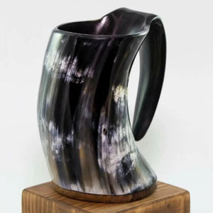 Jarra de cuerno vikinga tradicional hecha a mano para hidromiel, cerveza y eventos de recreación medieval. - Product Image 1
