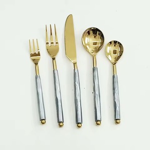 Ensemble de 5 couverts en acier inoxydable Cuillère Fourchette Couteau Parfait Table de cuisine Passe au lave-vaisselle Couleur or Plaqué Poignée grise - Product Image 1