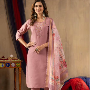 Ensemble de costume droit en soie mélangée luxueuse avec broderie élégante au niveau du col et imprimé numérique floral paisley sur le dupatta pour femmes - Product Image 1