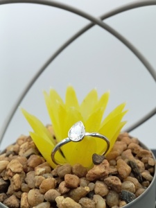 Anillo de compromiso y aniversario de boda con diamante solitario clásico de corte pera, personalizado, de 14k/18k, VVS, cultivado en laboratorio, 100% certificado. - Product Image 6