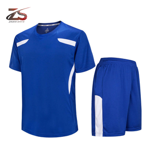 100% Polyester Nouveaux uniformes de football classiques Équipement d'entraînement de football respirant Fabriqué au Pakistan à vendre - Product Image 2