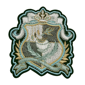 Parches bordados con logotipo personalizado al por mayor, tela y fieltro con forma de corazón y flor para ropa y bolsos - Product Image 5