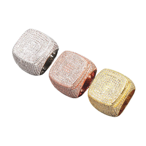 Anillo Hip Hop Plateado Icónico con Baño de Rodio y Diamantes Moissanite Diseñado para Máxima Brillantez, Lujoso para Bodas - Product Image 2