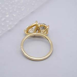 Anillo de Compromiso Toi Et Moi con Certificación IGI, Diseño de Dos Piedras con Diamantes Ovalados y en Forma de Pera - Product Image 4