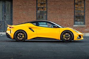 Lotus E-mira First Edition 2024 d'occasion en excellent état, 4 000 km, 400 ch, moteur turbo 4 cylindres inspiré de l'AMG, pack Full Black, H-ethel Y - Product Image 3