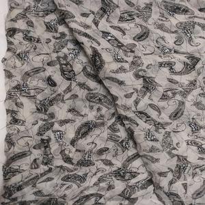 Tela de gasa bordada a mano con estampados en seda - Product Image 2