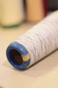 Fil de polyester 100% blanc 10/1 à haute ténacité, teint, filé en anneau, recyclable pour le tricot et le tissage, vente en gros depuis l'usine du Pakistan - Product Image 2