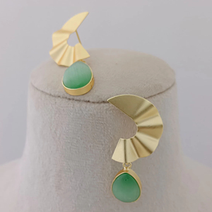 Verdant Eclipse Ensemble de boucles d'oreilles uniques en laiton doré mat radiant faites pour un look de mode brillant - Product Image 1