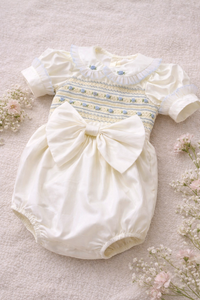 Mameluco de Bebé Niña con Bordado a Mano y Lazo Grande, Color Marfil, Atuendo de Boutique para Bebés y Niños Pequeños - Product Image 3