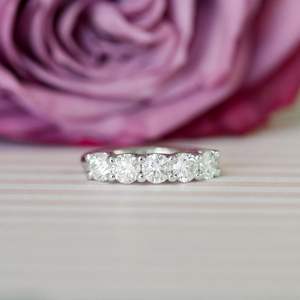 Tendance griffe réglage 1.50ct cinq pierres coupe ronde Moissanite bague d'éternité pour les femmes 14k or blanc Moissanite bague de mariage - Product Image 2