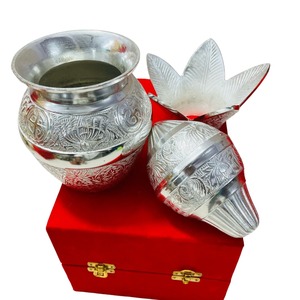 Pooja Kalash lota เคลือบเงินเยอรมันพร้อมด้วยมะพร้าวใบไม้และกล่องกำมะหยี่ราชวงศ์ Poojan บ้านของขวัญแต่งงานวัด - Product Image 1