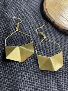 Bijoux de créateurs pour femmes à la mode avec des boîtes en bois élégantes Boucles d'oreilles en métal de taille personnalisée-une déclaration de mode! - Product Image 4