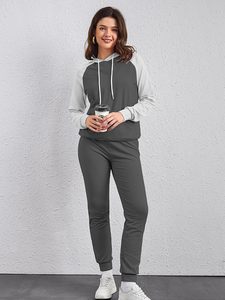 Vêtements de sport à capuche de couleur personnalisée pour femmes Survêtements d'entraînement de sports d'hiver imprimés et stylés Vêtements durables adaptés au fitness - Product Image 5