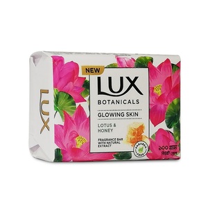 Achetez du savon LUX Soft Touch 100 grammes en vente à prix réduit, savon de la meilleure qualité avec un soin doux et une sensation de peau douce - Product Image 3