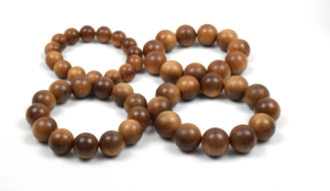 Perles rondes en bois de santal de couleur naturelle non polies écologiques 10-20mm collier en vrac - Product Image 6
