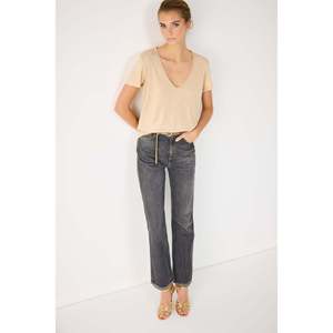 เสื้อยืดคอวีแบบเรียบหรู - Product Image 3