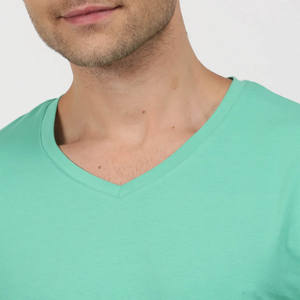 Camiseta de manga corta con cuello en V de algodón 100% para hombre marca personalizada 'Next Level Apparel' modelo 6440 - Product Image 3