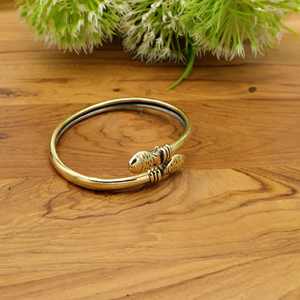 Brazalete Dorado con Nudo de Concha, Estilo Vintage, Náutico |   Regalo Ajustable de Estilo Bohemio Inspirado en el Mar para Mujer - Product Image 3