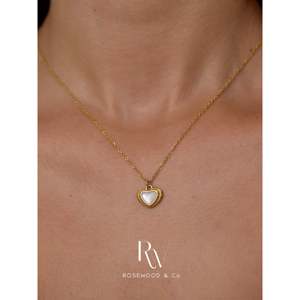 Collana con Ciondolo a Cuore Placcato Oro e Madreperla, Antiossidante, Regalo per Lei, con Catena Lunga per Maglione - Product Image 4