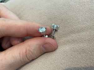 Pendientes de tuerca solitarios de moissanita de corte redondo al por mayor para mujer, de plata 925, joyería elegante y clásica para regalo de boda - Product Image 3