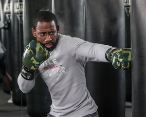 Guantes de boxeo duraderos de cuero de microfibra para entrenamiento deportivo con diseño de camuflaje personalizado con impresión digital - Product Image 4