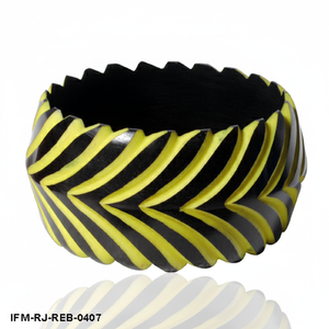 Bracelet en résine sculptée, jaune et noir, bracelet géométrique épais et imposant pour femme - Product Image 1