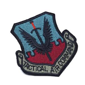 Insignes de broderie faits à la main personnalisés en fil d'or OEM ODM insignes en métal pour toute vente - Product Image 2