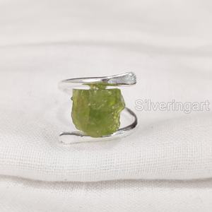 Anillo de Plata de Ley 925 con Piedra Natural de Peridoto en Bruto para Mujer, Joyería con Banda Cruzada, Piedra de Nacimiento de Agosto - Product Image 3