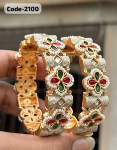 กำไลทองเหลืองสไตล์รอยัลราจวดีกับหินหลากสีลูกปัดมุกสีทองเหมาะสำหรับคอลเลกชันเจ้าสาวและเทศกาล - Product Image 1