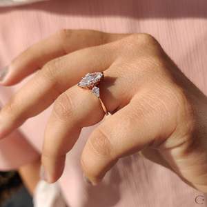 Exquisito Anillo de Compromiso de Diamantes para Mujer con Certificación IGI, Diseño de 3 Piedras con Corte Marquise y Kite, 1.00-2.00 CT - Product Image 4