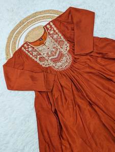 Robe Anarkali et bas avec dupatta, en soie Vichitra traditionnelle, nouvelle collection exclusive, avec broderie lourde et code de séquence - Product Image 4